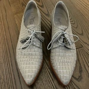 Peritini pointed tasseled heeled Oxford